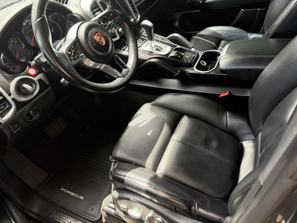 Photo 9 of this PORSCHE CAYENNE