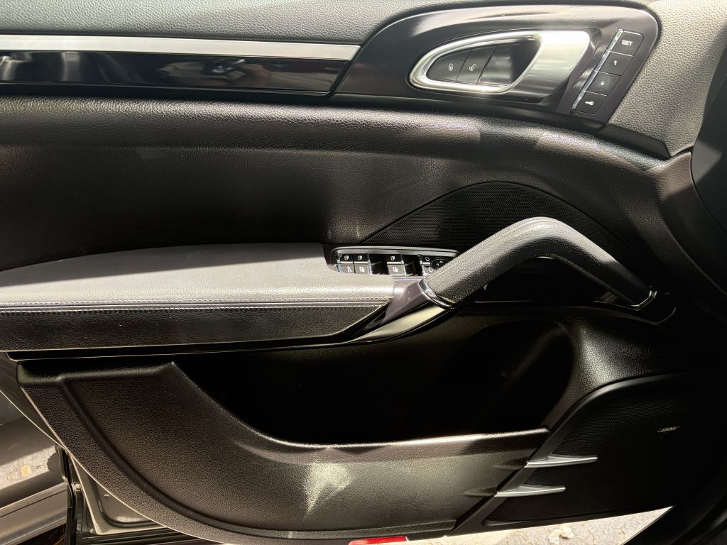 Photo 10 of this PORSCHE CAYENNE