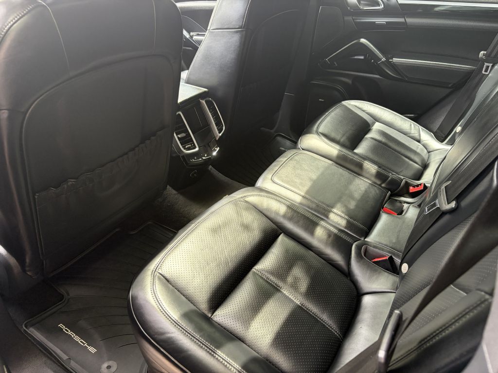 Photo 28 of this PORSCHE CAYENNE