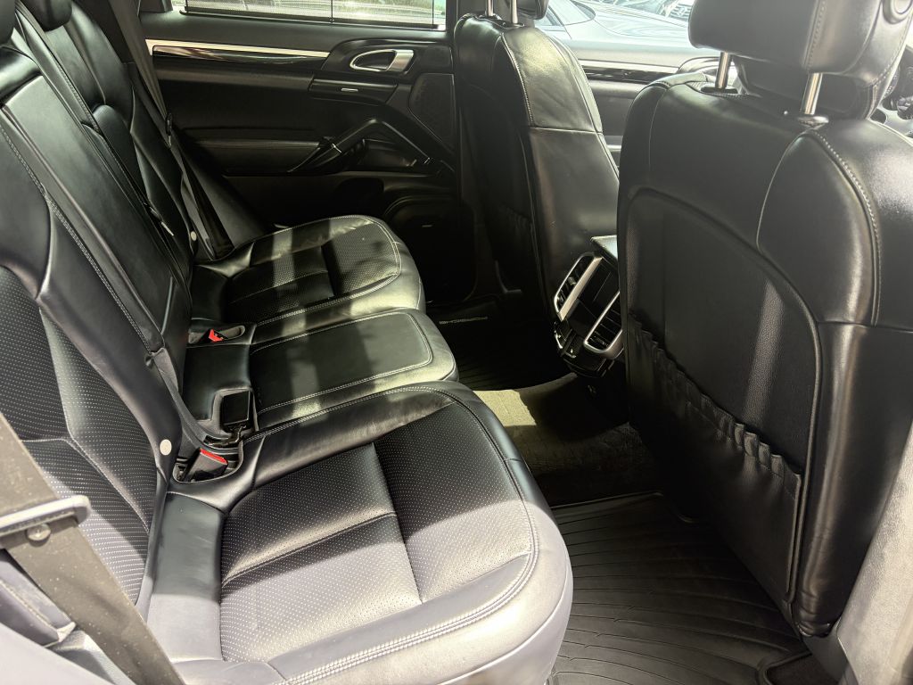 Photo 26 of this PORSCHE CAYENNE