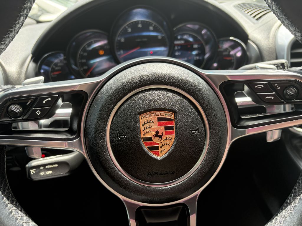 Photo 15 of this PORSCHE CAYENNE