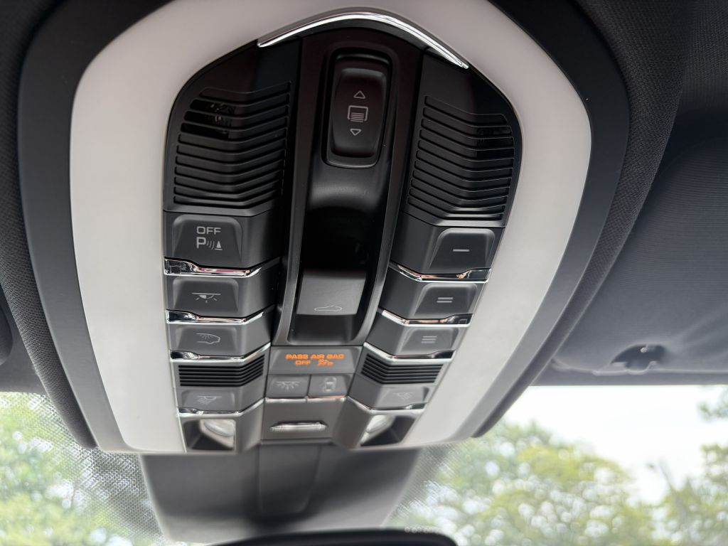 Photo 22 of this PORSCHE CAYENNE