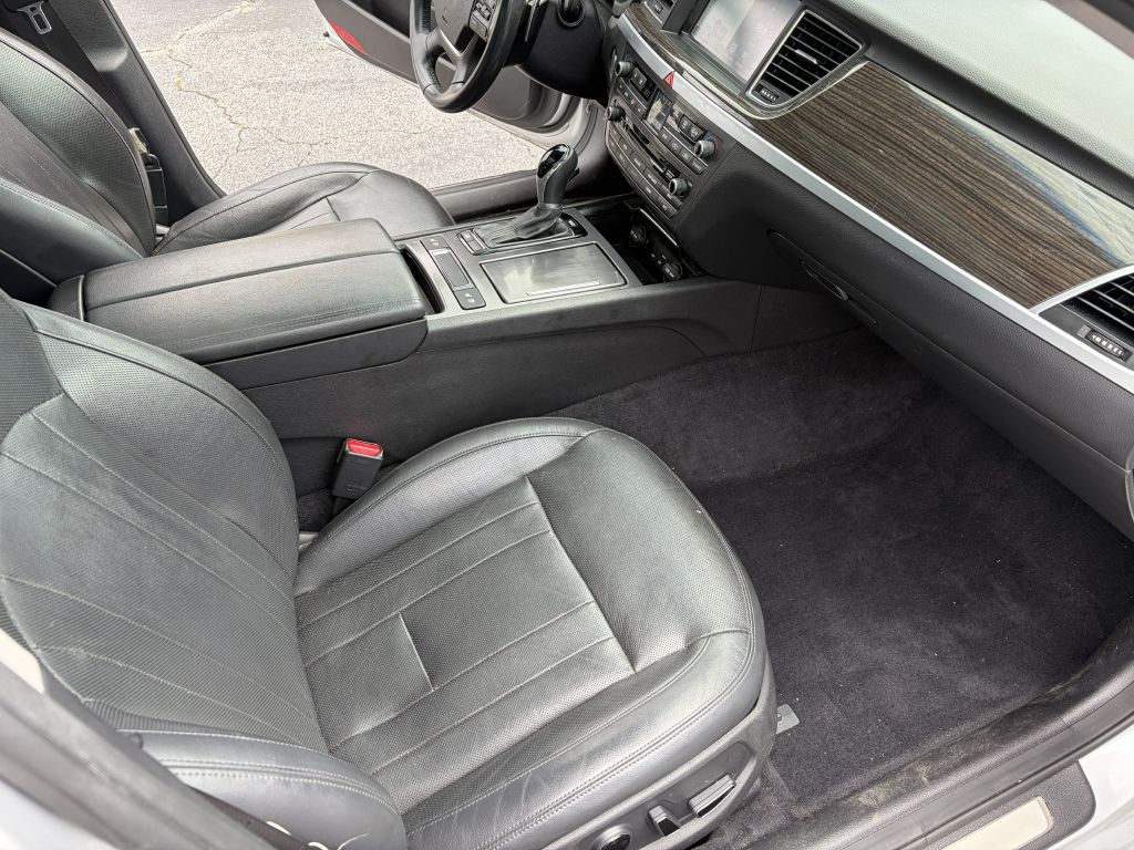 Photo 16 of this HYUNDAI GENESIS
