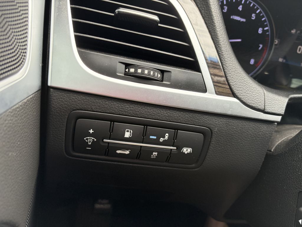 Photo 9 of this HYUNDAI GENESIS