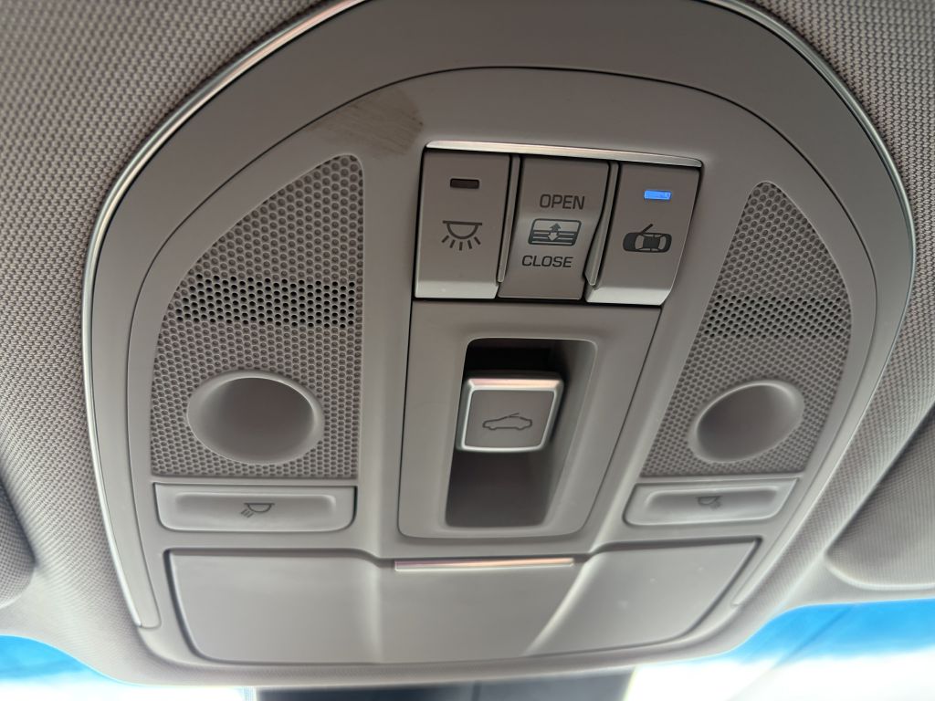 Photo 14 of this HYUNDAI GENESIS