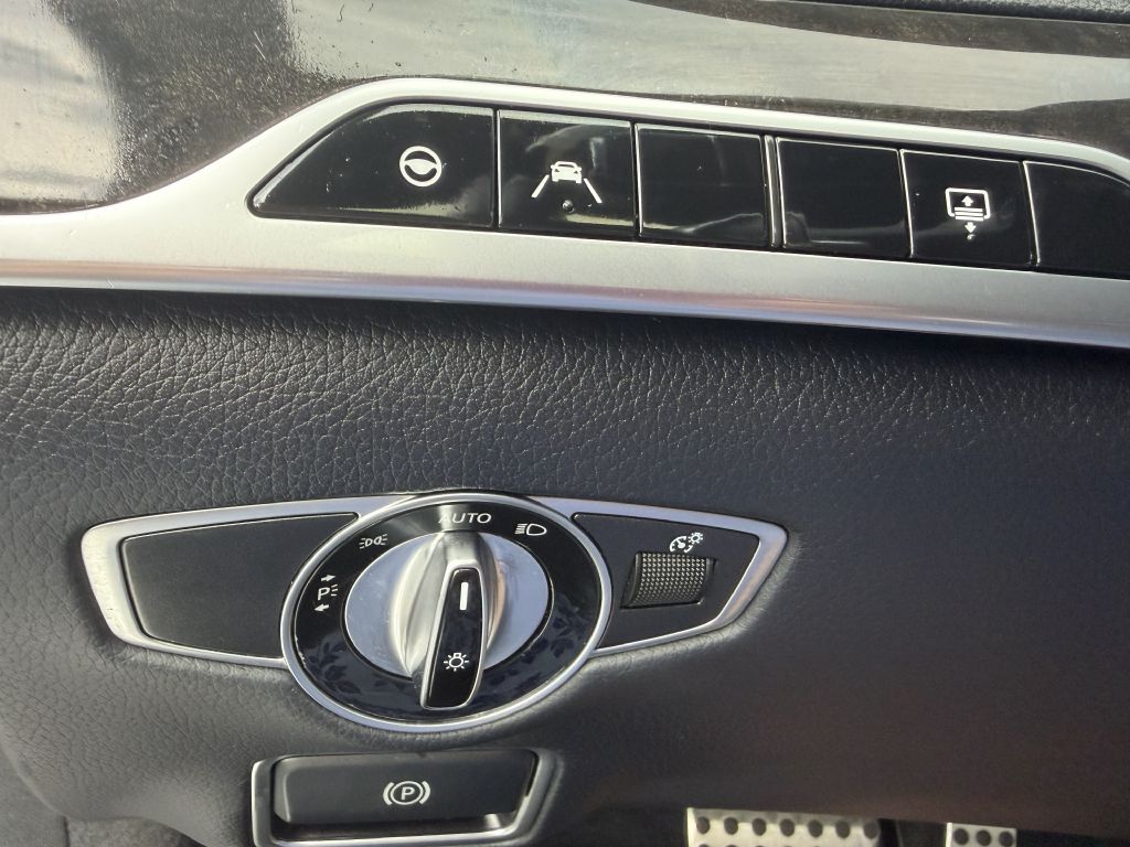 Photo 9 of this MERCEDES-BENZ S-CLASS