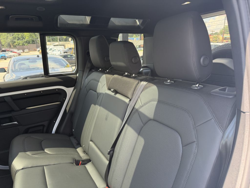 Photo 19 of this LAND ROVER DEFENDER