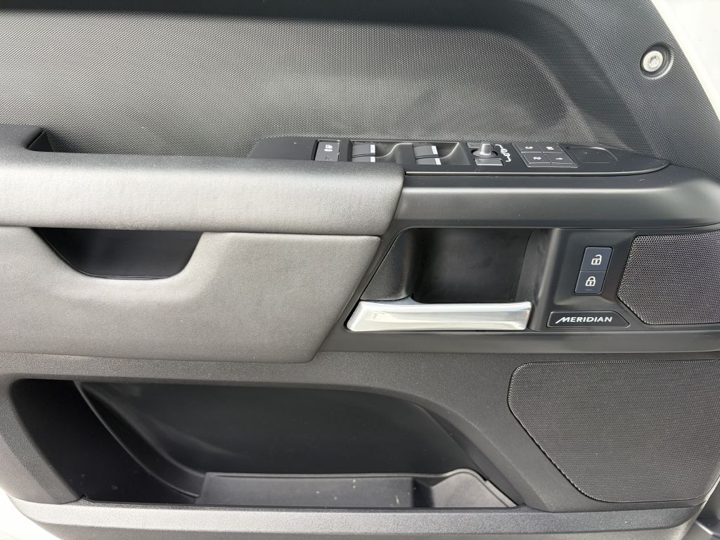 Photo 8 of this LAND ROVER DEFENDER