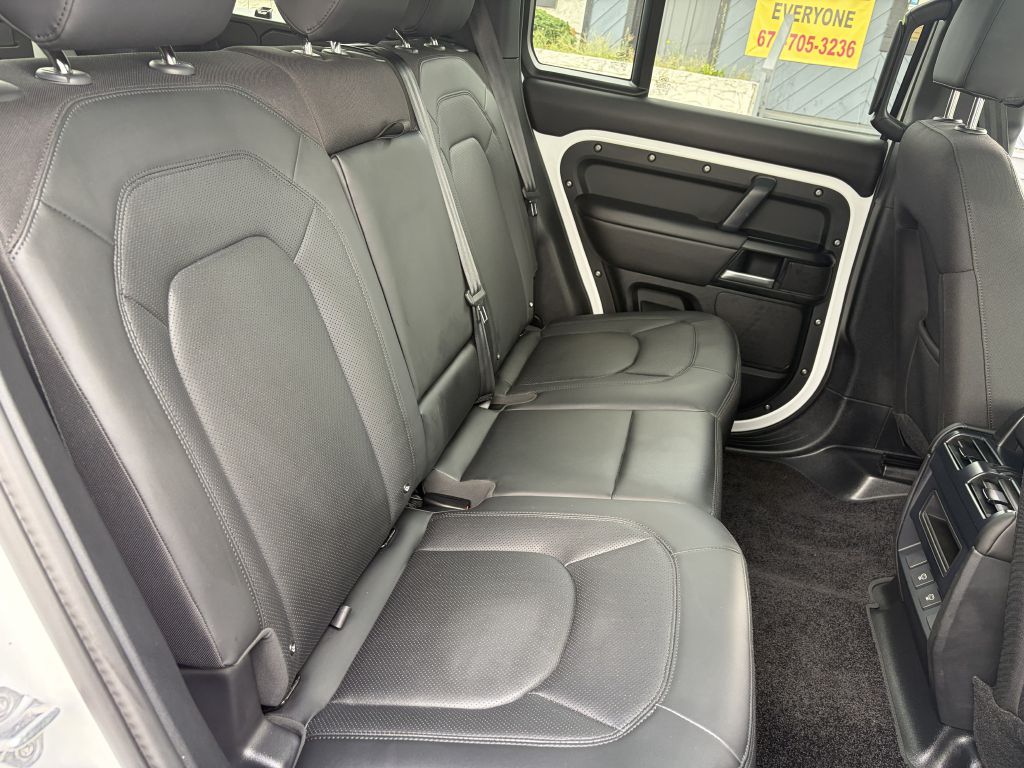 Photo 21 of this LAND ROVER DEFENDER