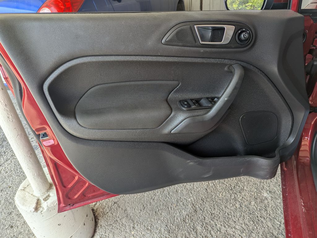Photo 10 of this FORD FIESTA