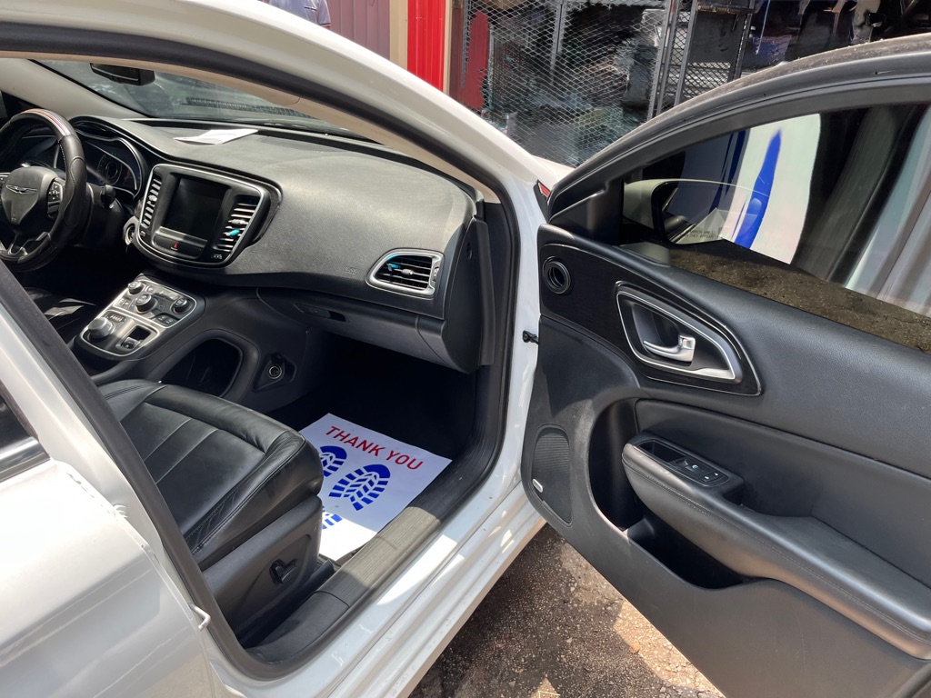 Photo 10 of this CHRYSLER 200