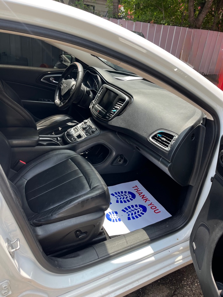 Photo 9 of this CHRYSLER 200