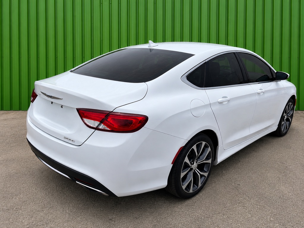 Photo 4 of this CHRYSLER 200