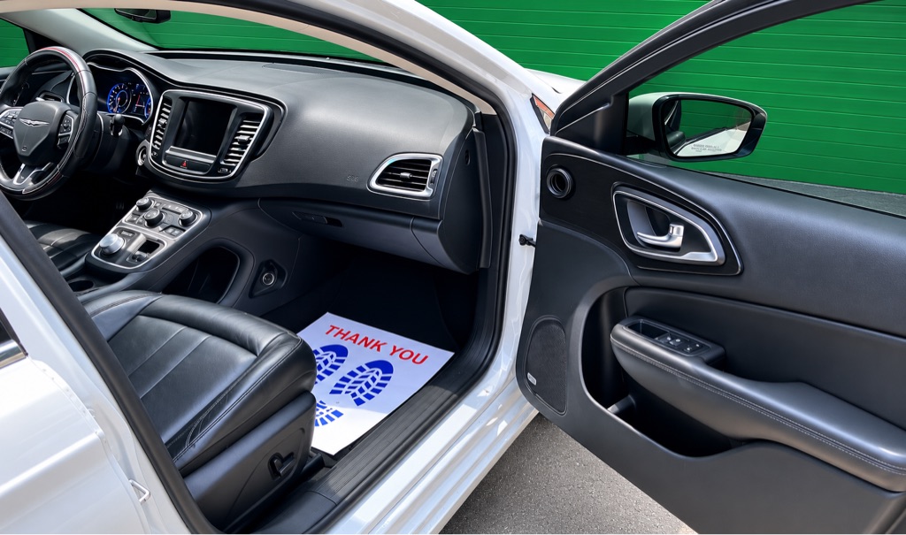 Photo 6 of this CHRYSLER 200