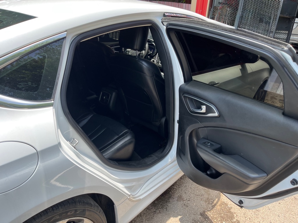 Photo 8 of this CHRYSLER 200