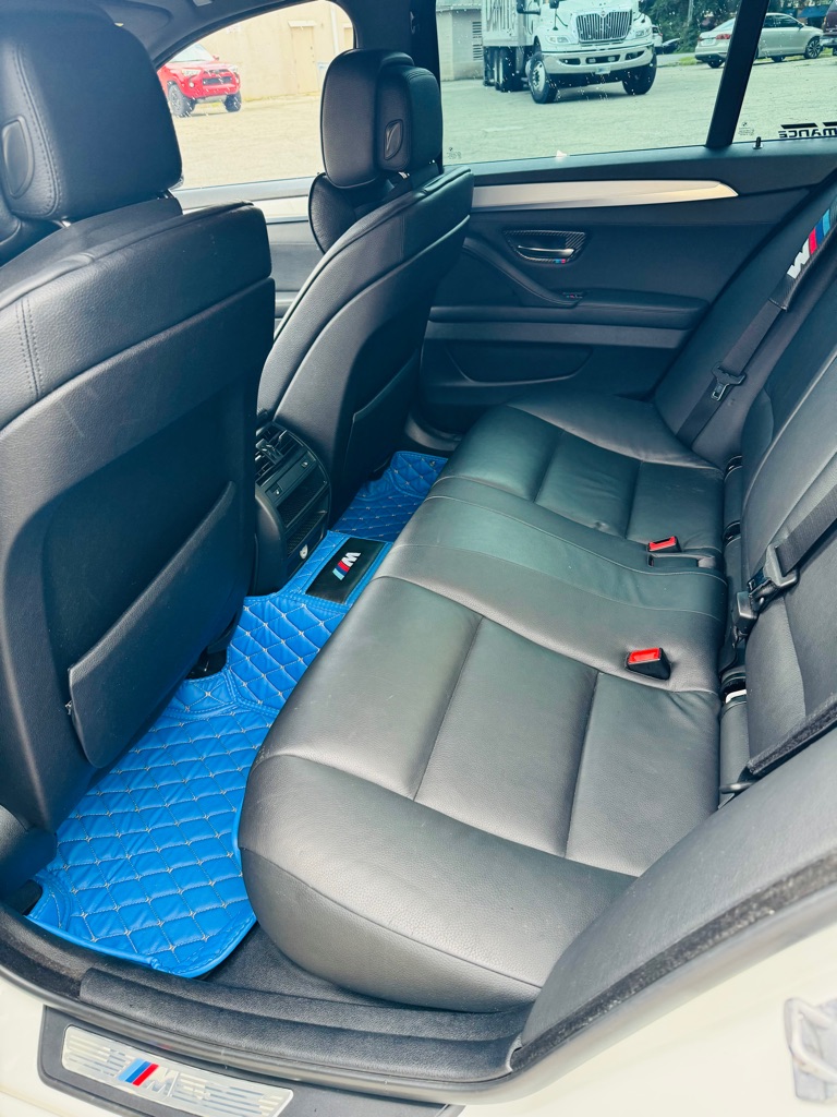 Photo 13 of this BMW 5 SERIES