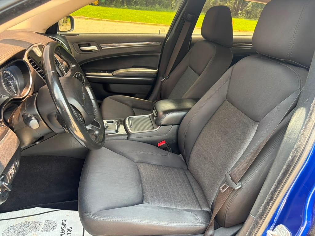 Photo 12 of this CHRYSLER 300