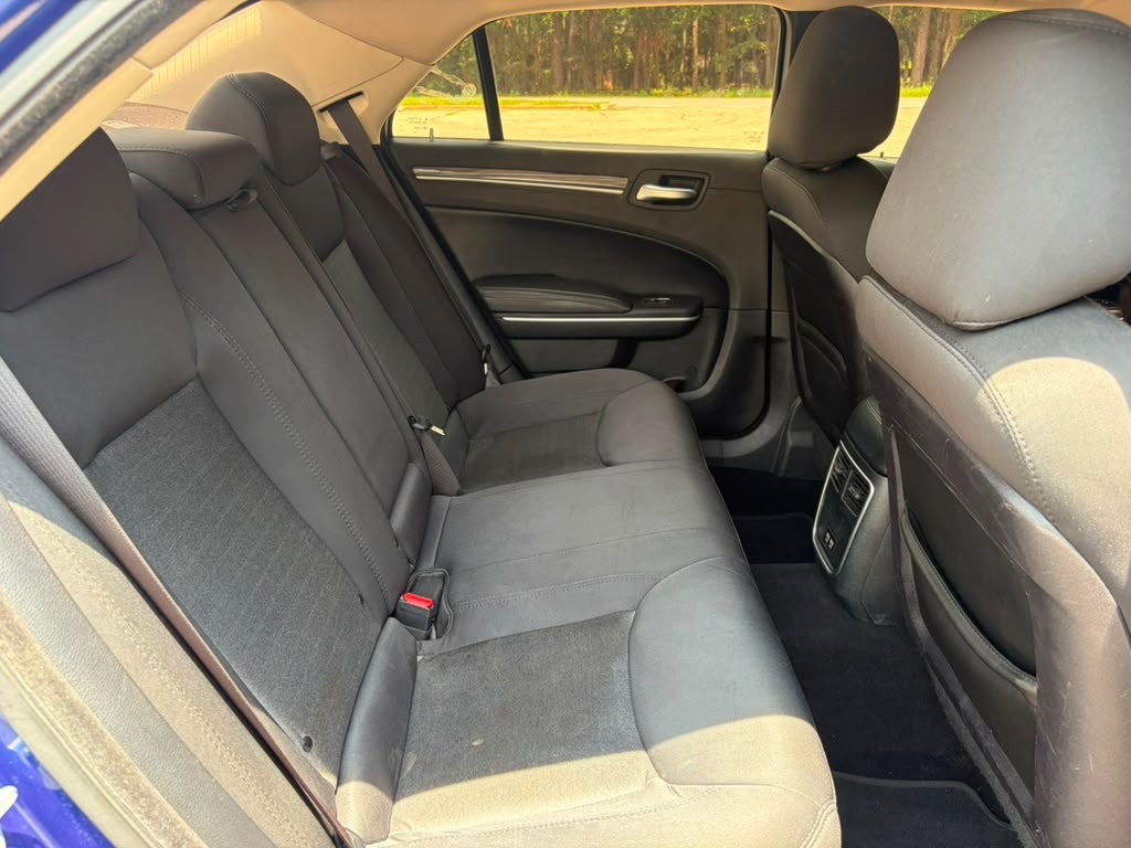 Photo 16 of this CHRYSLER 300
