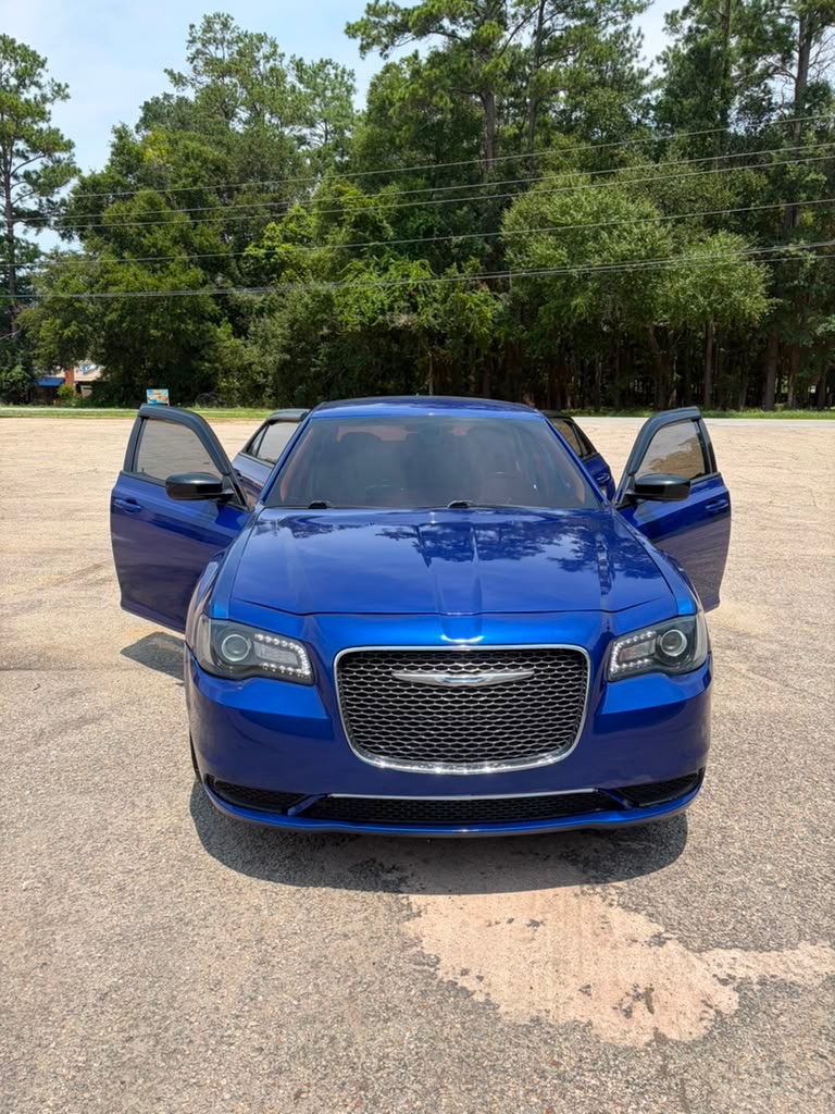 Photo 7 of this CHRYSLER 300