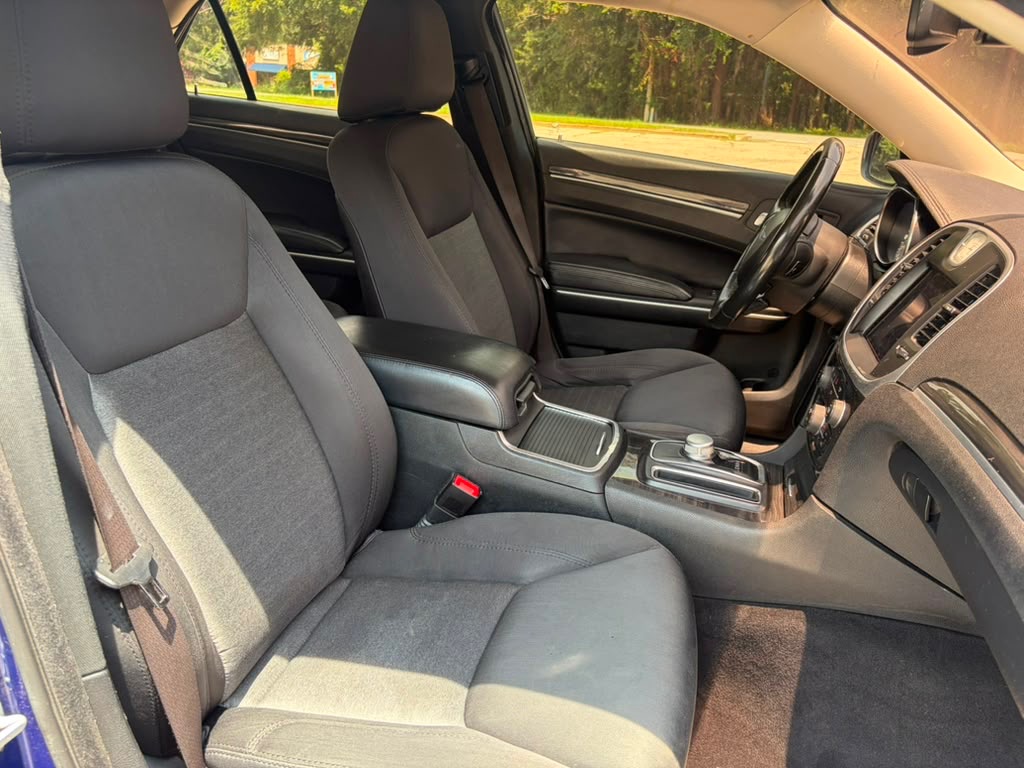 Photo 18 of this CHRYSLER 300