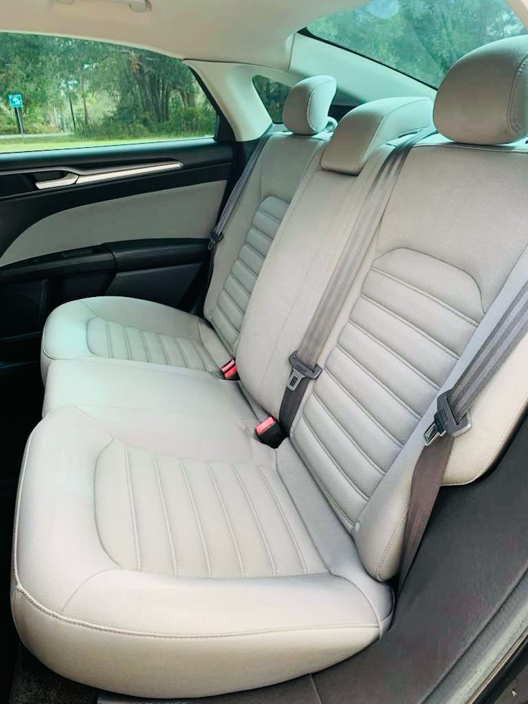 Photo 13 of this FORD FUSION