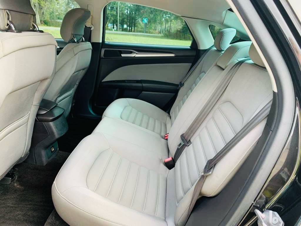 Photo 12 of this FORD FUSION