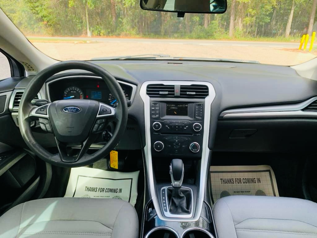 Photo 19 of this FORD FUSION