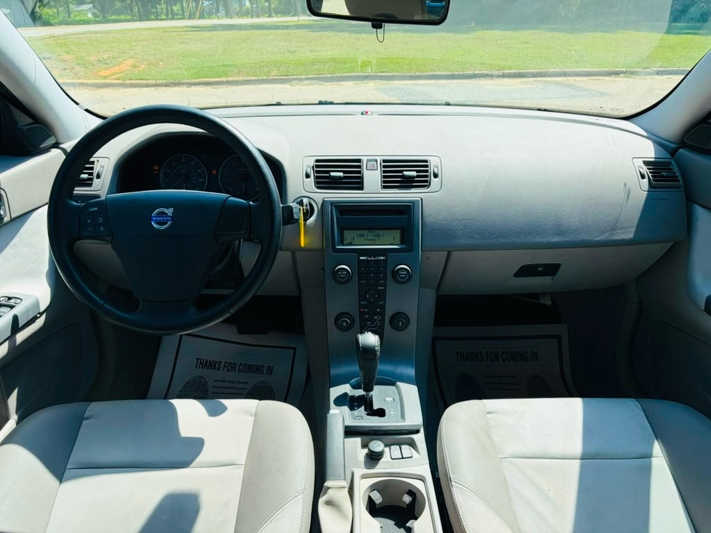 Photo 21 of this VOLVO V50