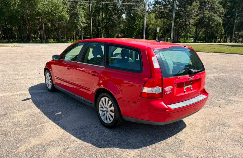 Photo 4 of this VOLVO V50
