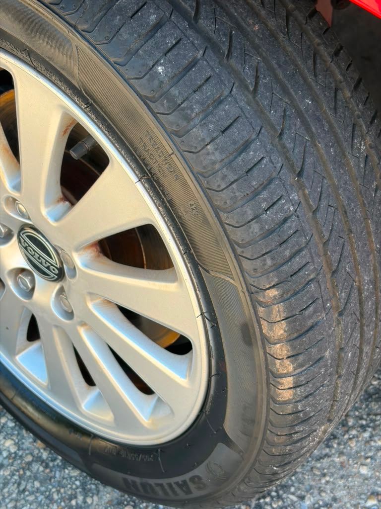 Photo 22 of this VOLVO V50