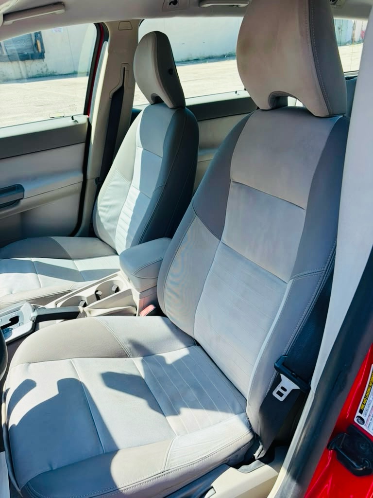 Photo 12 of this VOLVO V50