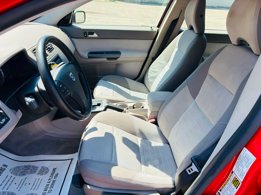 Photo 11 of this VOLVO V50
