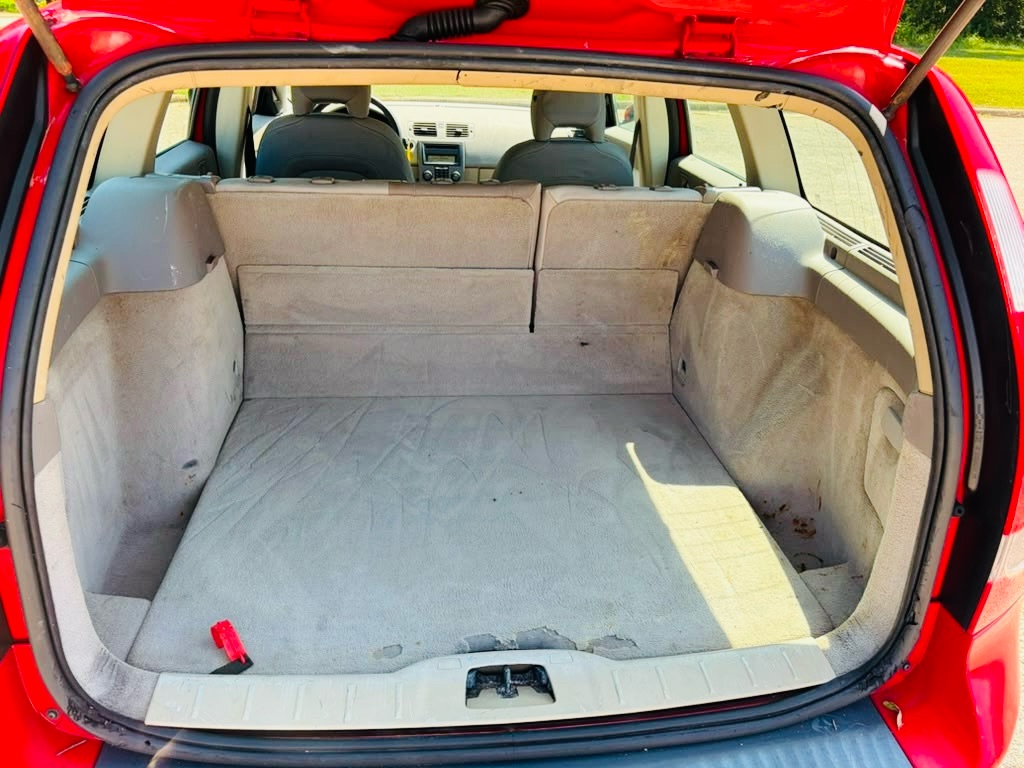 Photo 15 of this VOLVO V50
