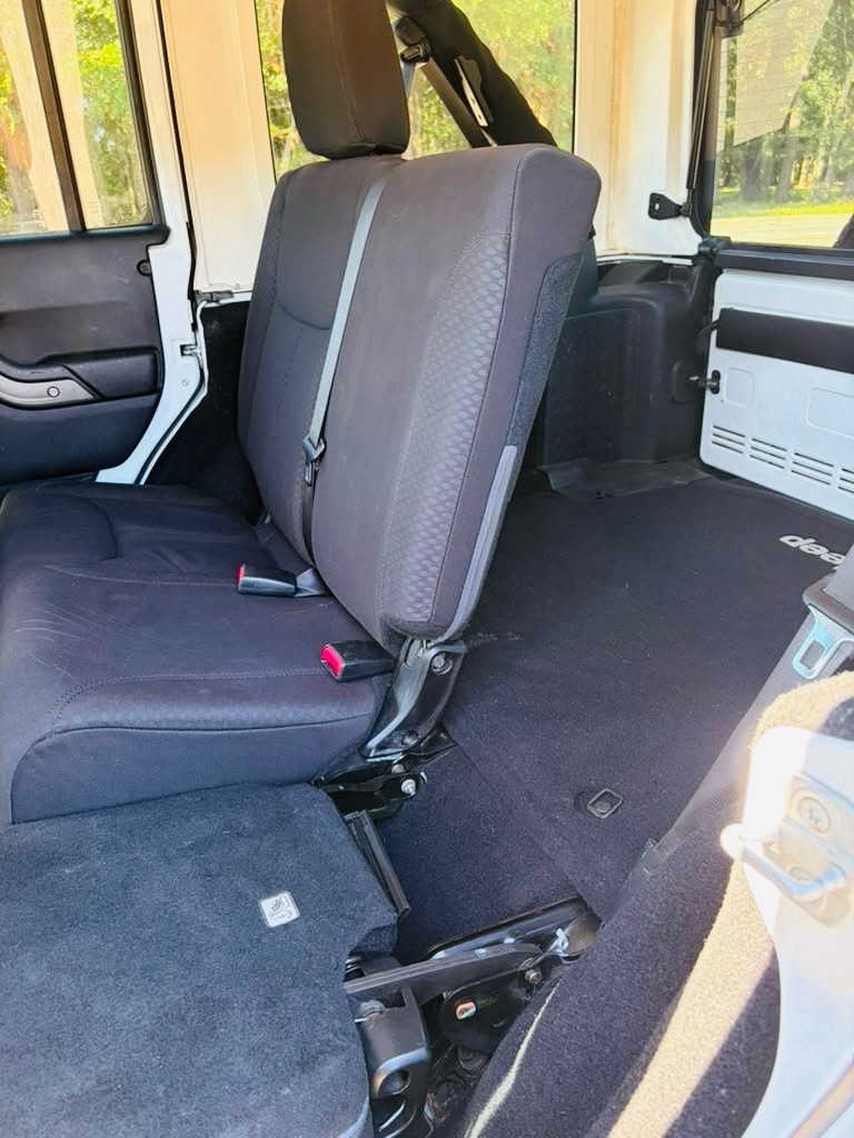 Photo 18 of this JEEP WRANGLER UNLIMI