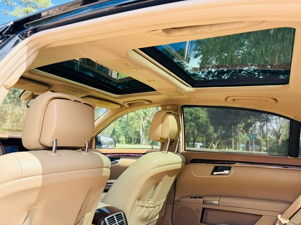 Photo 19 of this MERCEDES-BENZ S-CLASS