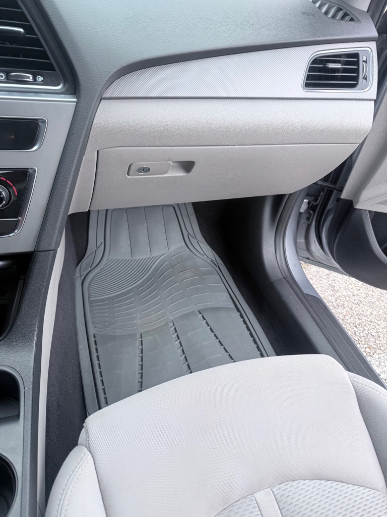 Photo 13 of this HYUNDAI SONATA