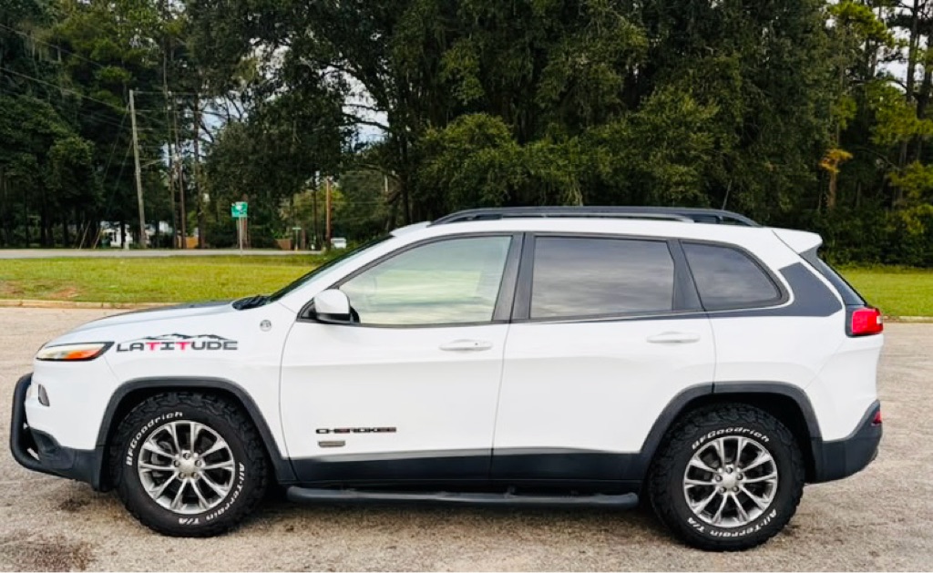 Photo 3 of this JEEP CHEROKEE