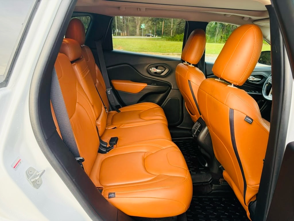 Photo 19 of this JEEP CHEROKEE