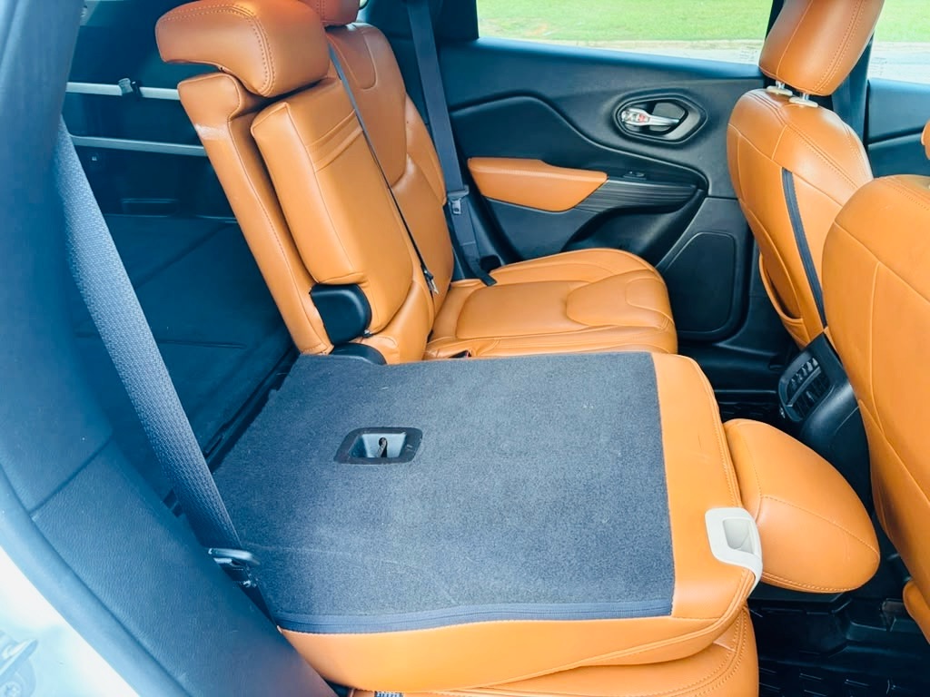 Photo 22 of this JEEP CHEROKEE