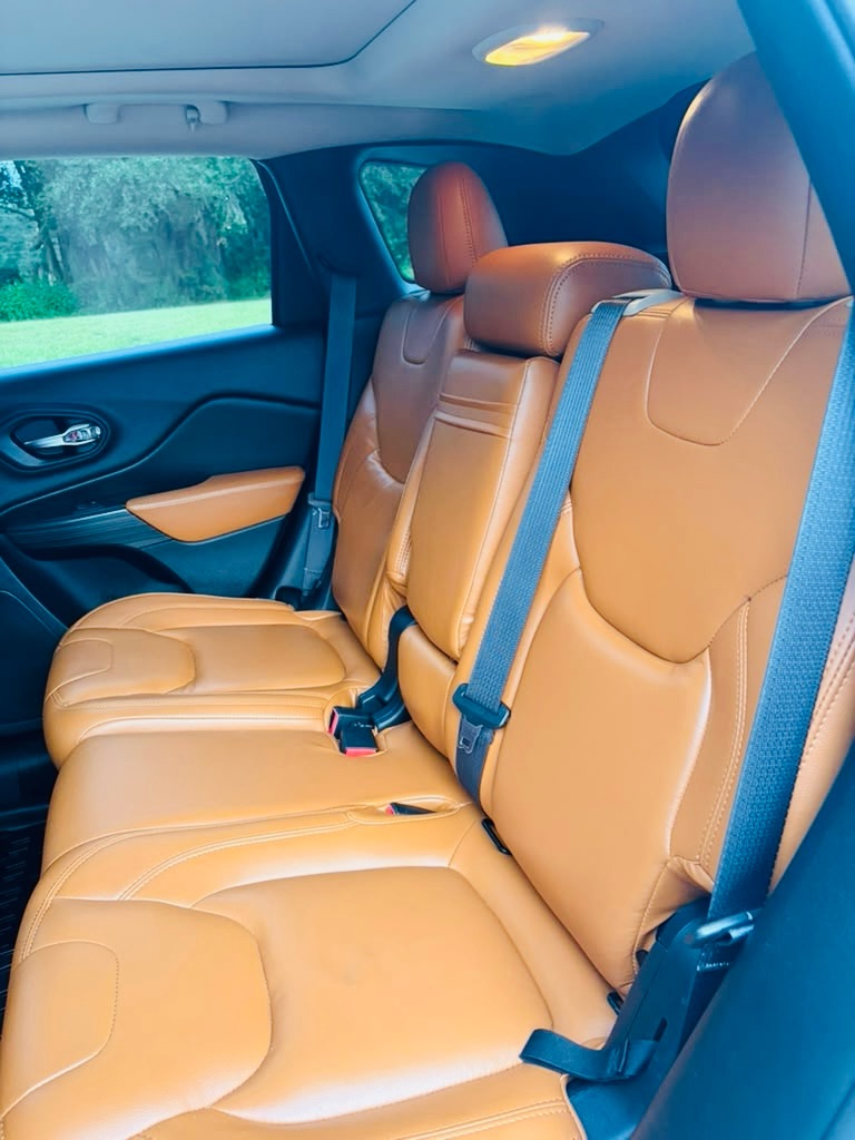 Photo 17 of this JEEP CHEROKEE