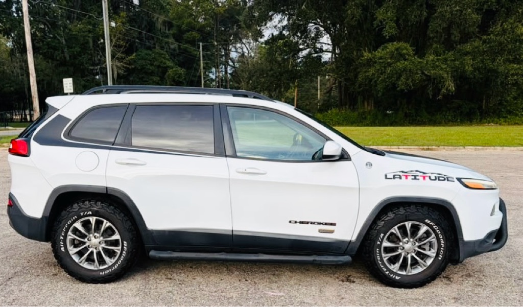 Photo 8 of this JEEP CHEROKEE