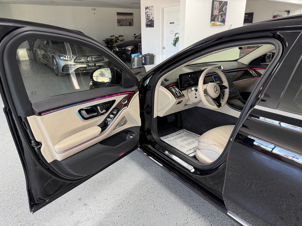 Photo 21 of this MERCEDES-BENZ S-CLASS