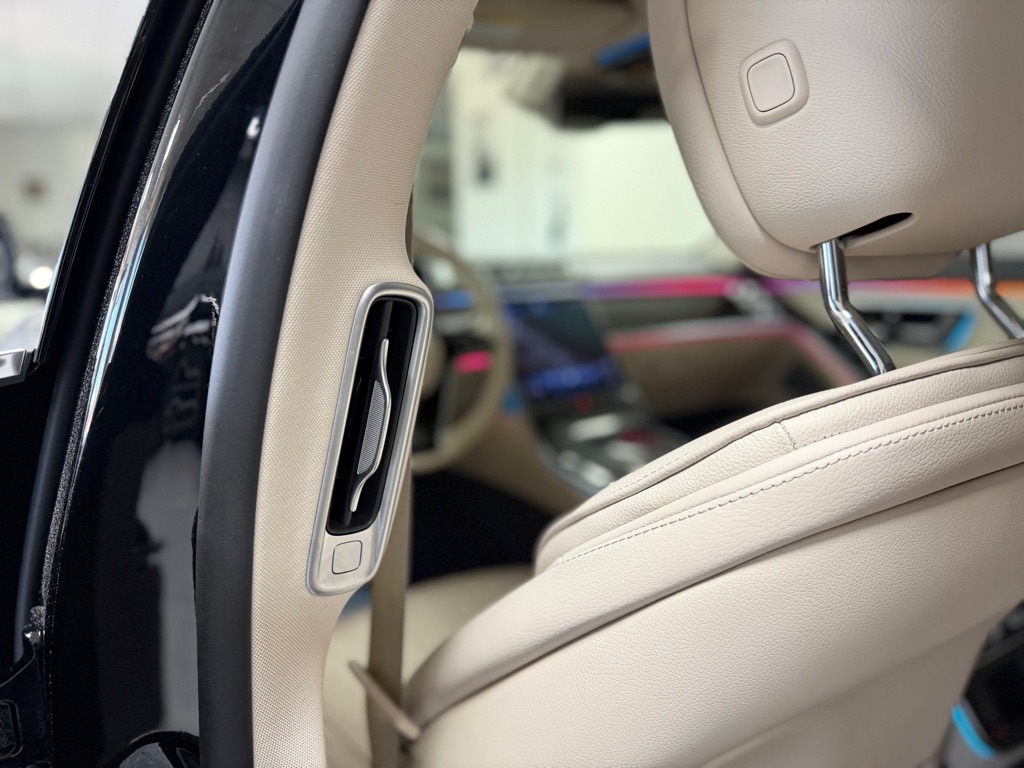 Photo 30 of this MERCEDES-BENZ S-CLASS