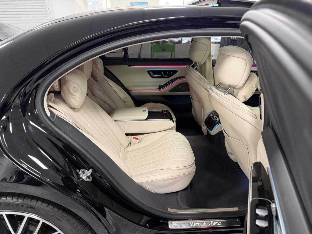 Photo 24 of this MERCEDES-BENZ S-CLASS