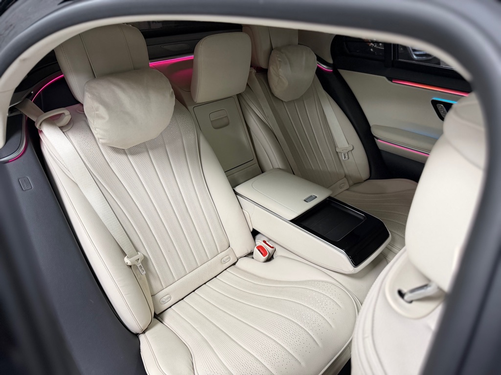 Photo 46 of this MERCEDES-BENZ S-CLASS