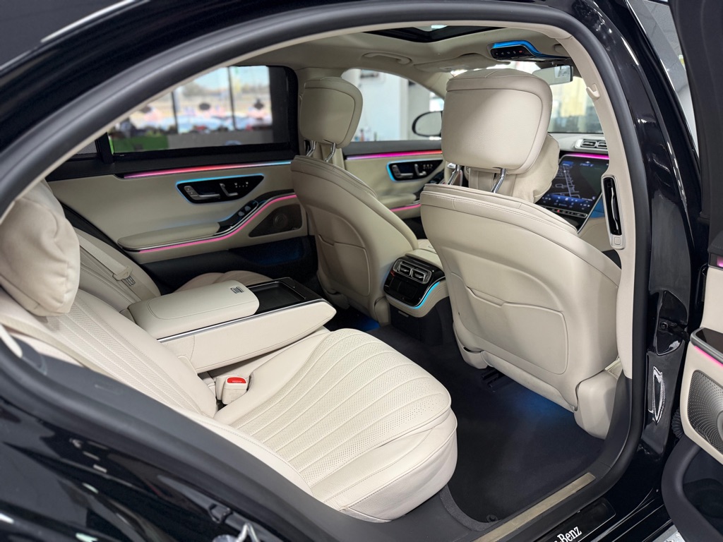 Photo 25 of this MERCEDES-BENZ S-CLASS