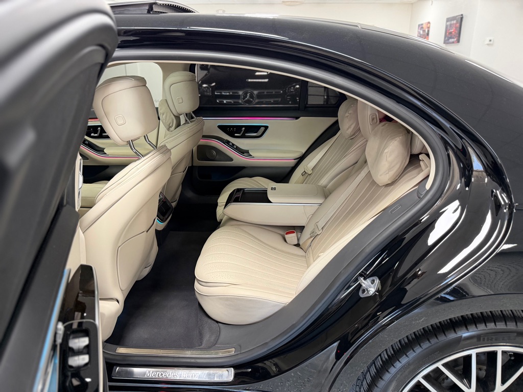 Photo 27 of this MERCEDES-BENZ S-CLASS