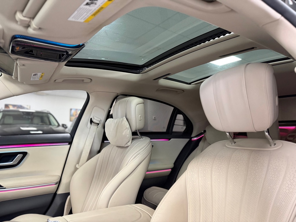Photo 33 of this MERCEDES-BENZ S-CLASS