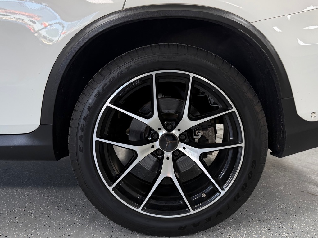 Photo 18 of this MERCEDES-BENZ GLC