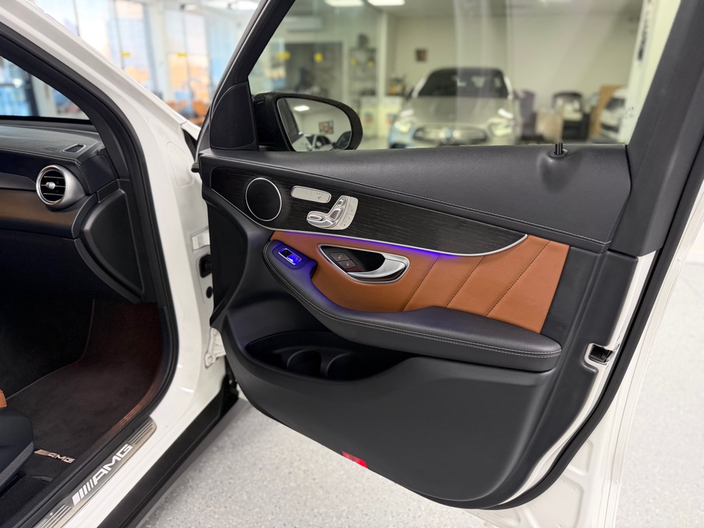 Photo 39 of this MERCEDES-BENZ GLC